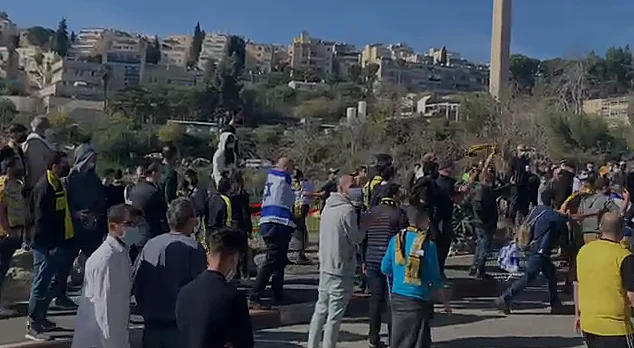 עימותים בין אוהדי בית''ר ירושלים סביב מכירת 50% מהקבוצה