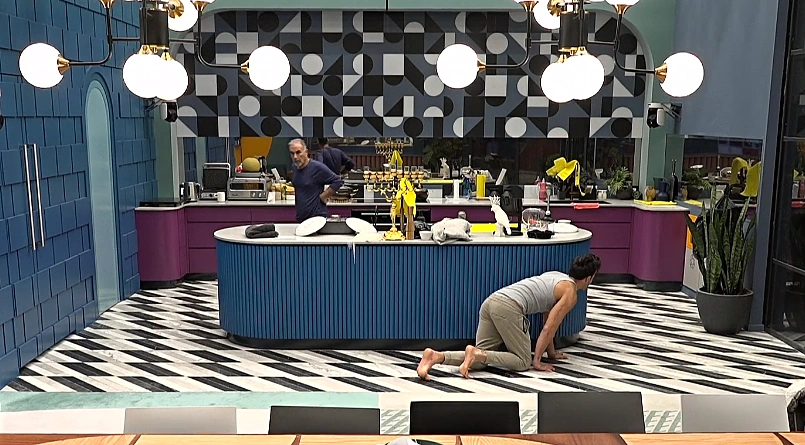 תום מתגנב מאחורי בגדדי