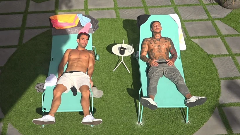 תום וגוזי בחצר