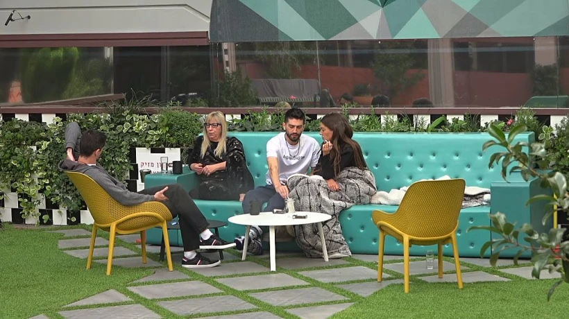 הדיירים משוחחים בחצר