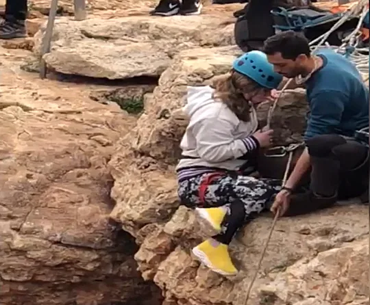 אגם בת ה-14, דקות לפני שנפלה במערת קשת