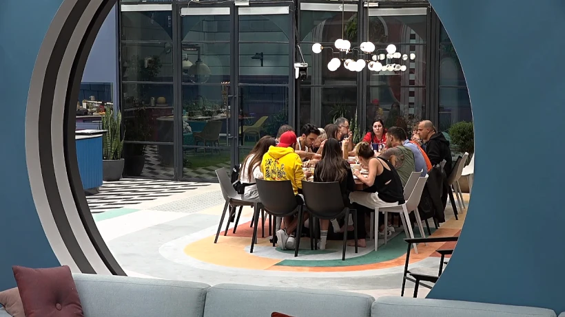 הדיירים אוכלים ארוחת ערב