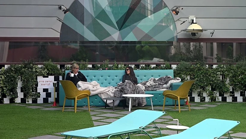 רונית וקארין מדברות בחצר