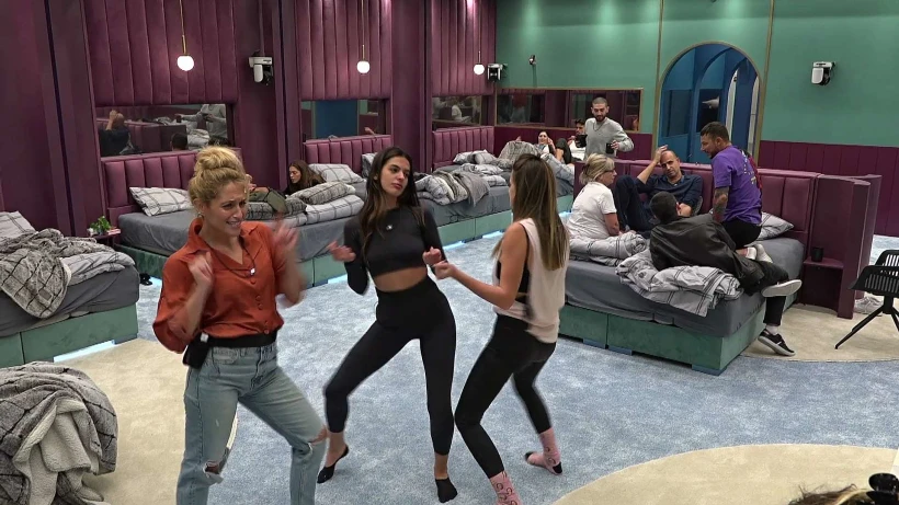 הבנות רוקדות לקראת השידור החי