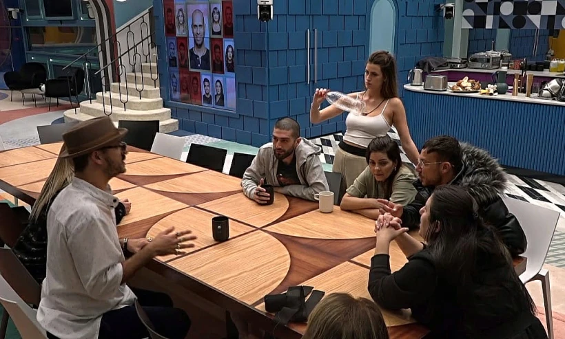 הדיירים שרים