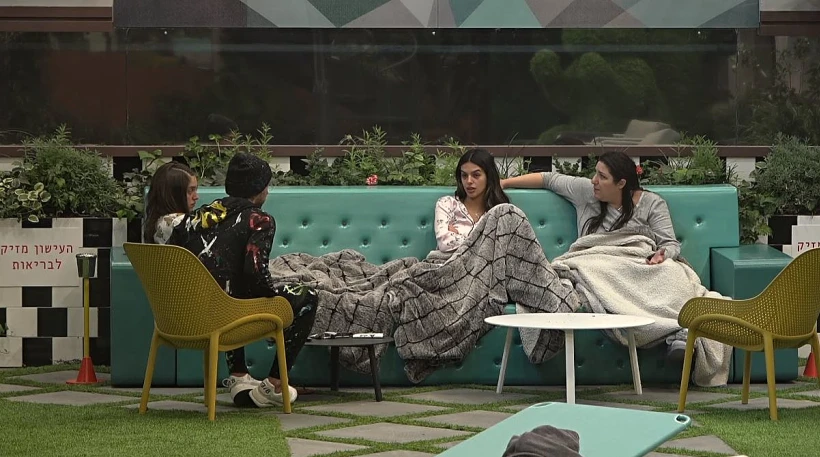 הדיירים בחצר