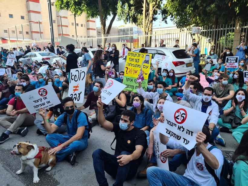 רופאים מתמחים מפגינים נגד תנאי העסקתם
