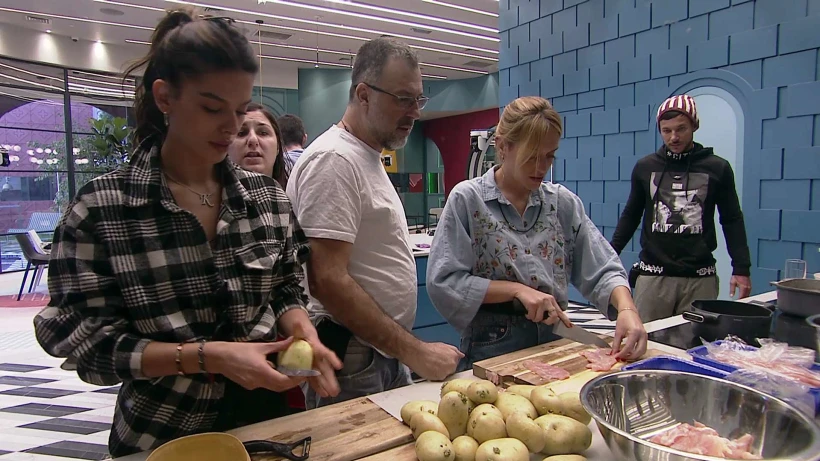 הדיירים מכינים ארוחת צהריים