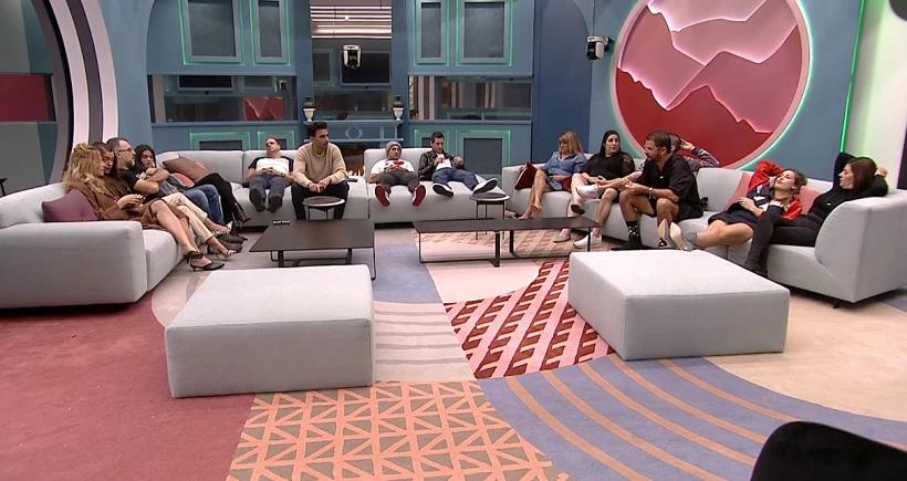 הדיירים מתאספים בסלון