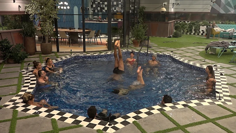 מסיבת בריכה בבית האח הגדול