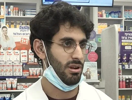 עודאי עזיזי, קיבל חמש מנות חיסון