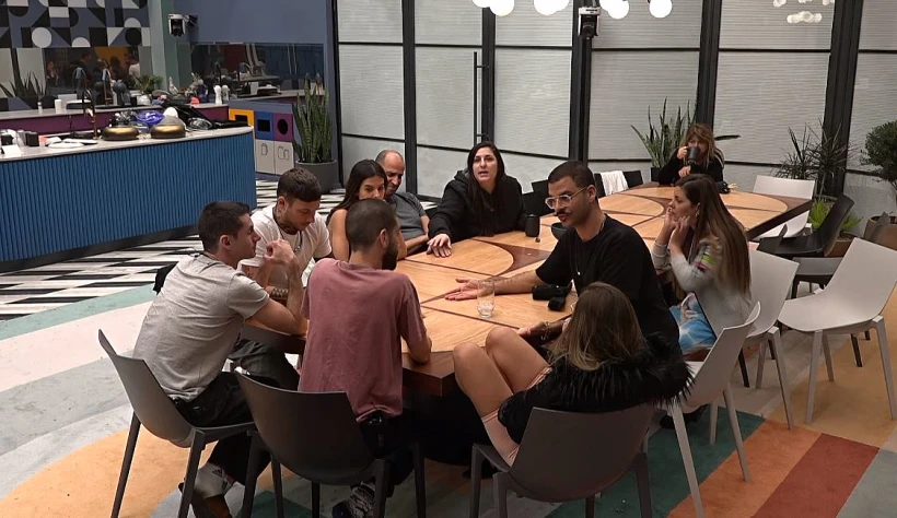 הדיירים משוחחים על דת ומצוות