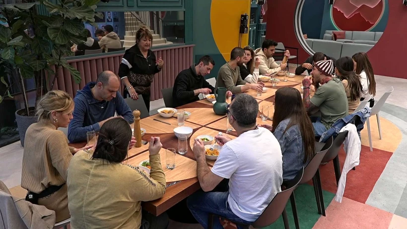 שולה נואמת בפני הדיירים