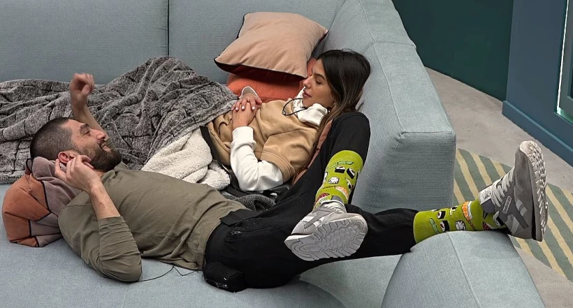 קארין ויהודה משוחחים