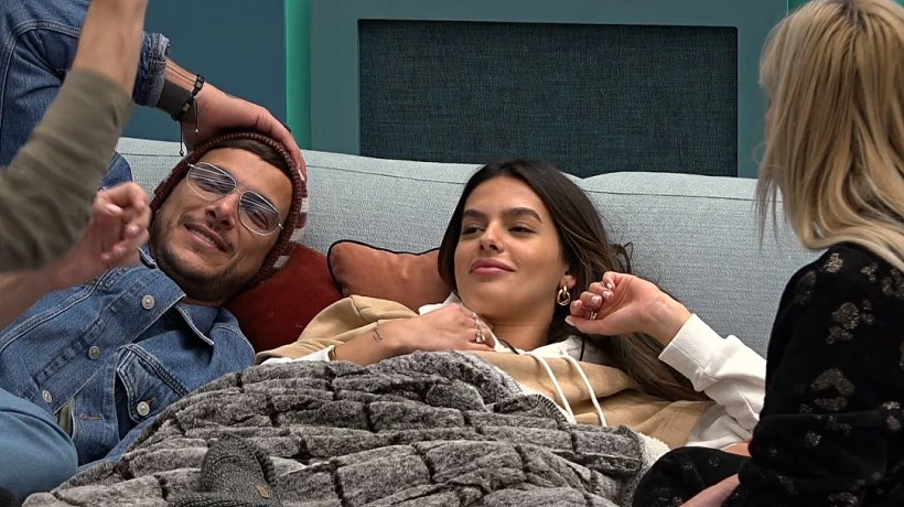 הדיירים משוחחים על שולה