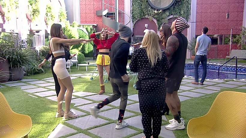 הדיירים רוקדים לצלילי השיר