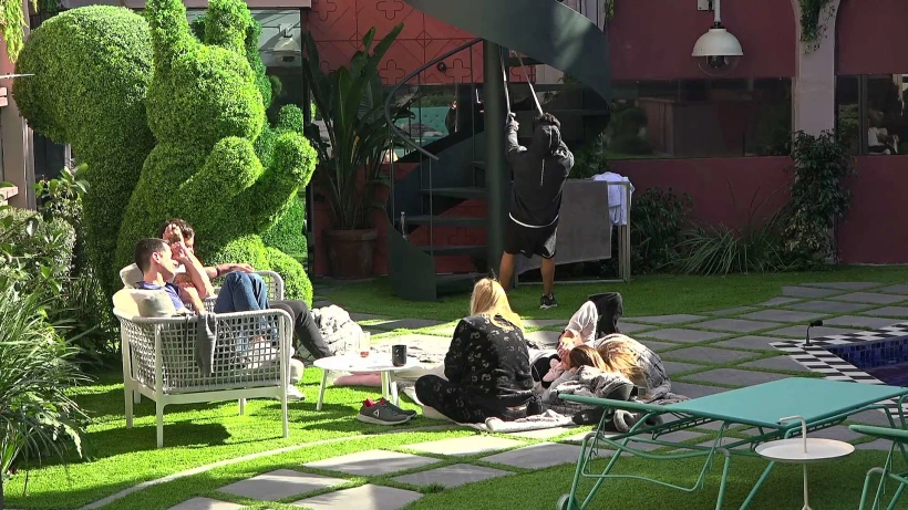 הדיירים בחצר