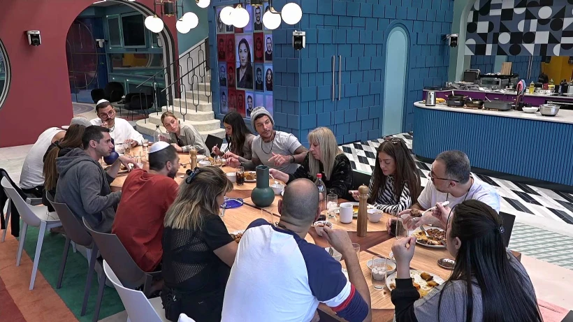 הדיירים אוכלים חמין