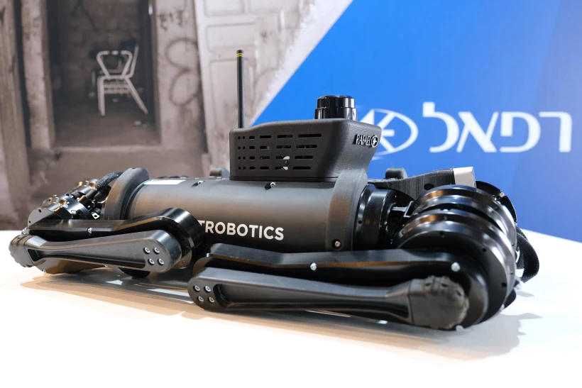 כלב רובוט שיוכל לספק לחייל תמונת מצב בזמן אמת ולסווג עבורו את האיומים בצבעים שונים