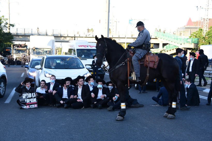 עימותים בין שוטרים למפגינים חרדים בבני ברק
