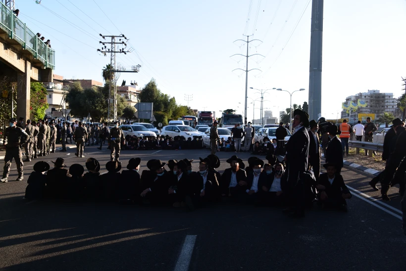 עימותים בין שוטרים למפגינים חרדים בבני ברק