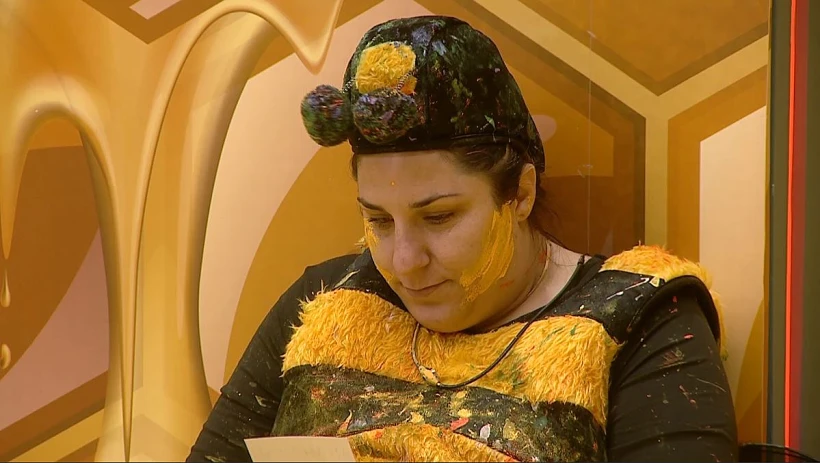 ימית מסתכלת על תמונה של הילדים שלה