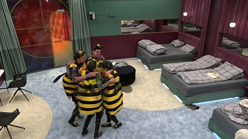 קופצים משמחה לאחר סיום משימת הצביעה