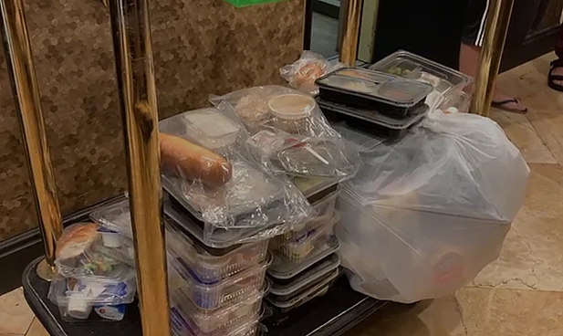 שוהים במלוניות מבודדים מאיימים בשביתת רעב