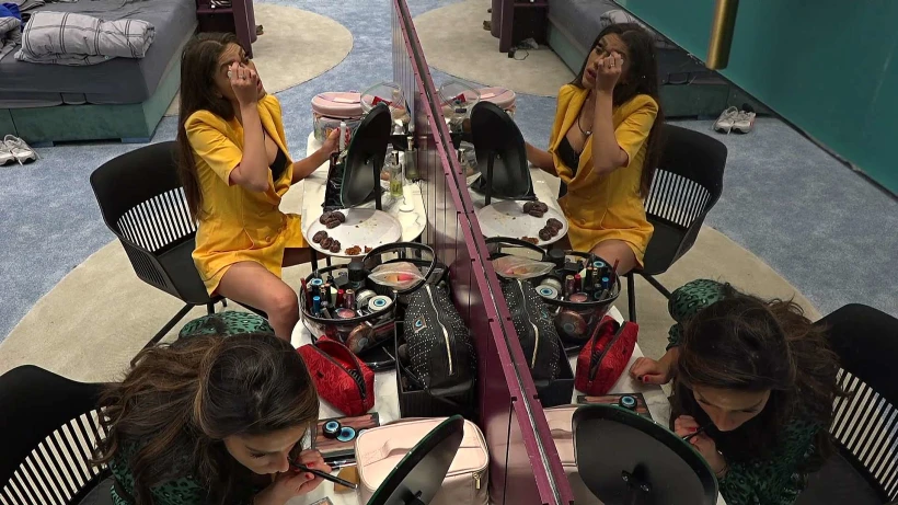 לינור וקארין מתאפרות