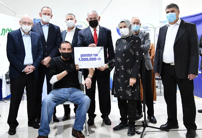 ראש הממשלה בנימין נתניהו ושר הבריאות יולי אדלשטיין עם המחוסן המיליון