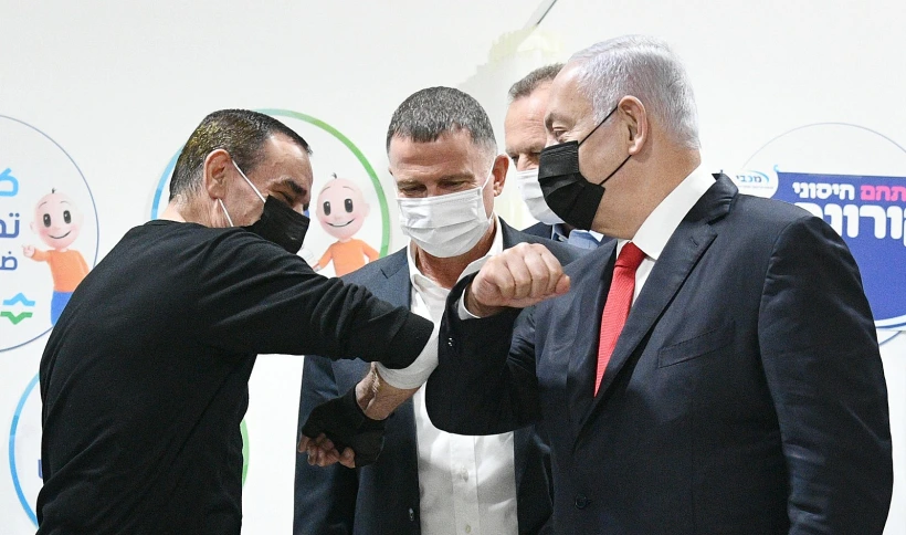 ראש הממשלה בנימין נתניהו ושר הבריאות יולי אדלשטיין עם המחוסן המיליון