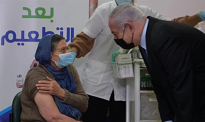 ראש הממשלה נתניהו עם מתחסנת במרכז החיסונים בטירה