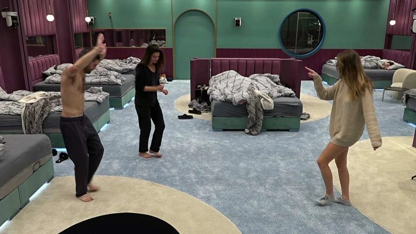 גל, קארין ויהודה רוקדים בבוקר