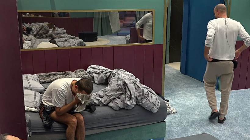 דרור מריח את השמלה שתפר לביתו