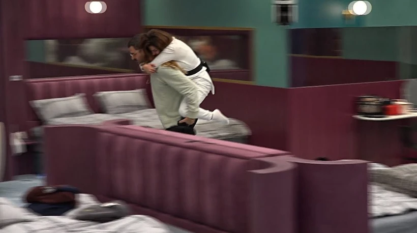 דרור עושה לזהבה שק קמח