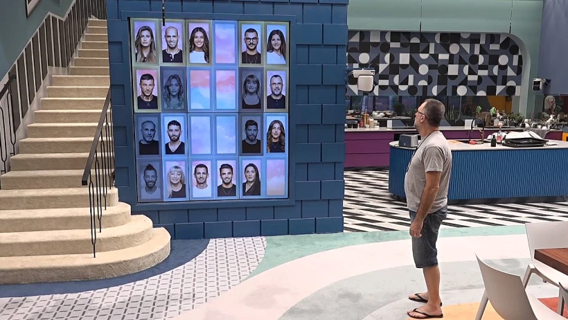 רמי מסתכל על תמונות הדיירים