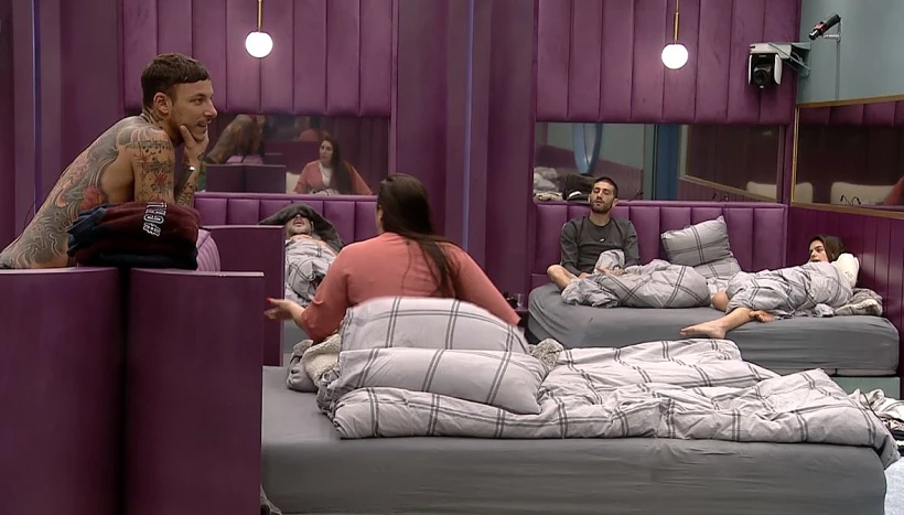 הדיירים בחדר השינה