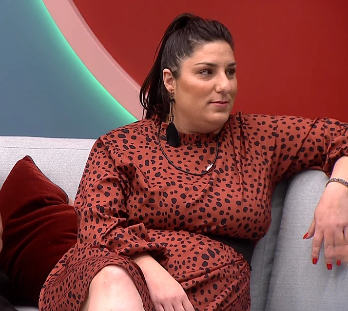 ימית מפציצה בשמלות