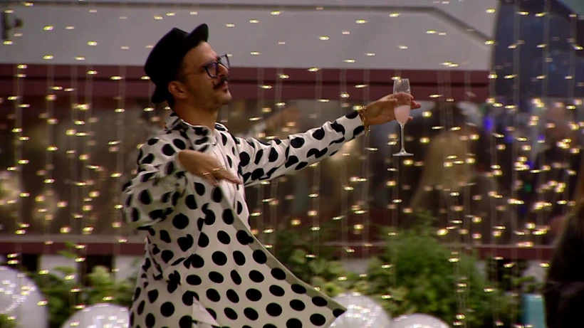 דרור בחליפת נקודות