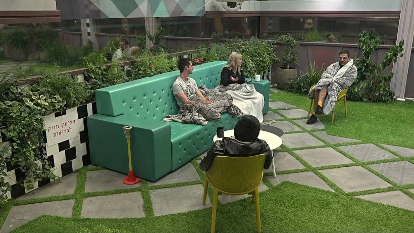 דרור, אילון, רונית וגוזי בחצר