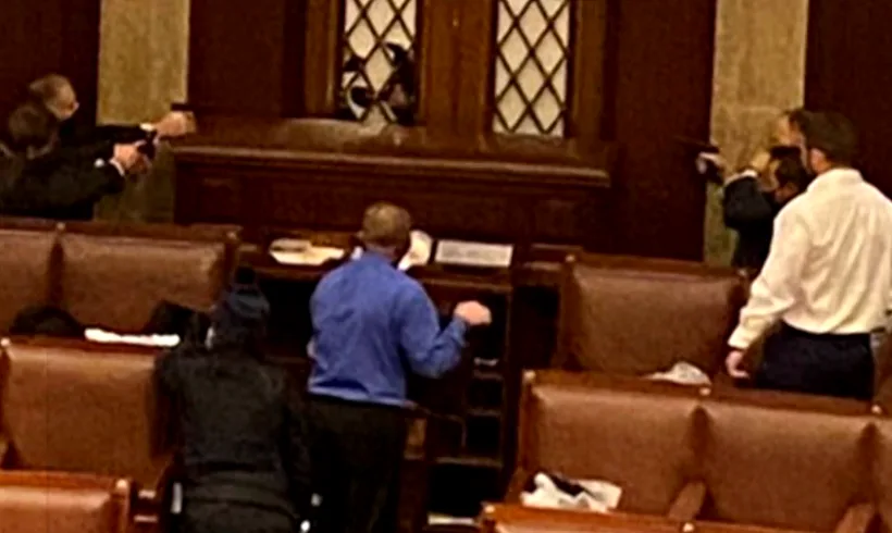 כוחות הביטחון באקדחים שלופים בבניין הקונגרס