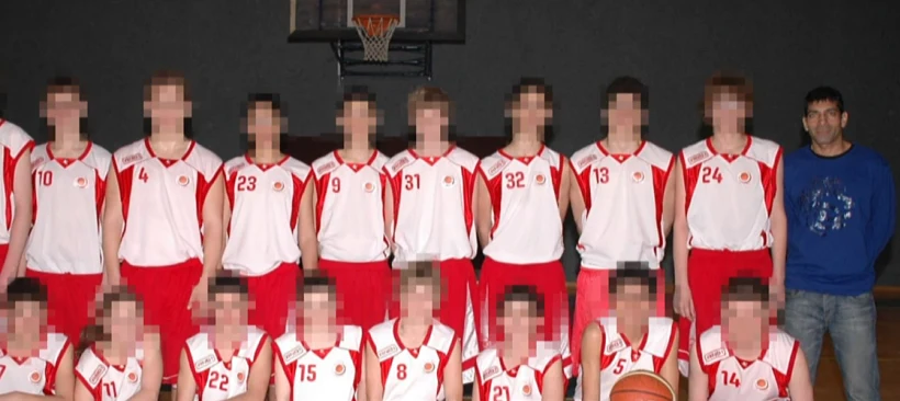 מאמן הכדורסל רונן יוסף יחד עם נבחרת הכדורסל אותה אימן