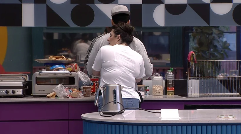 ימית מנחמת את תום