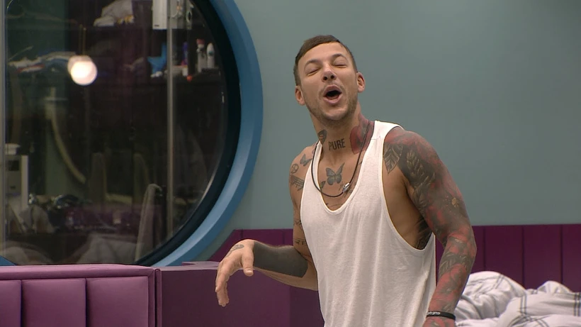 גוזי מדגמן הומור