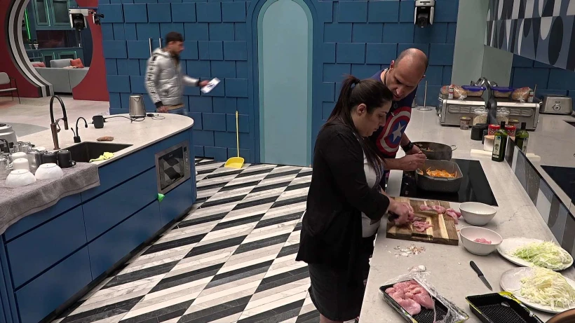 ימית מלמדת את ליאור להכין מוקפץ