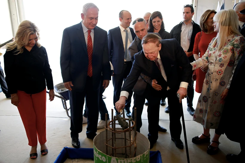 אדלסון ונתניהו בהנחת אבן פינה באונירסיטת אריאל ב-2017