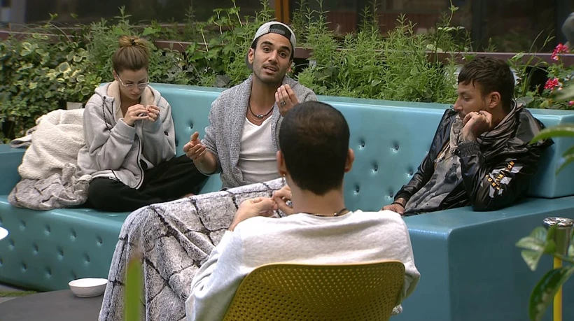 דרור, גוזי, גל ותום בחצר