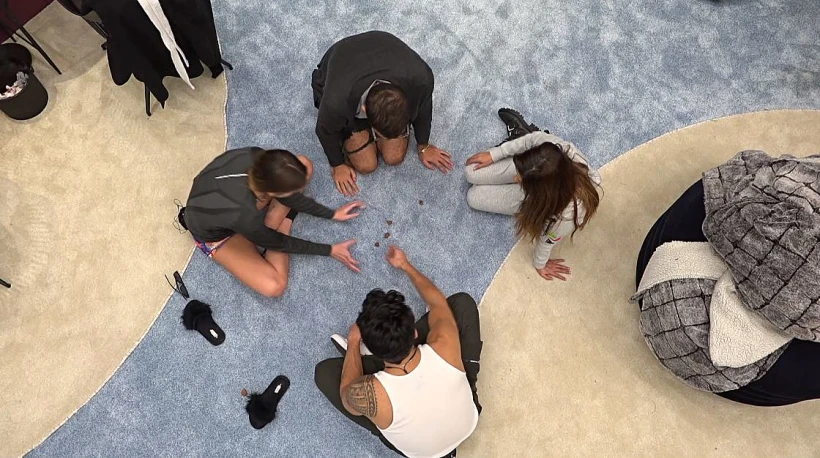 תום, זהבה, דרור וגל בחדר השינה