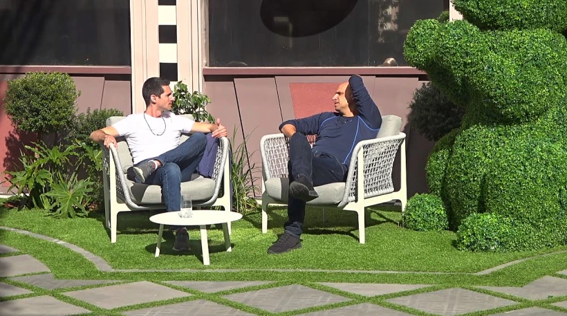 ליאור ואילון בחצר