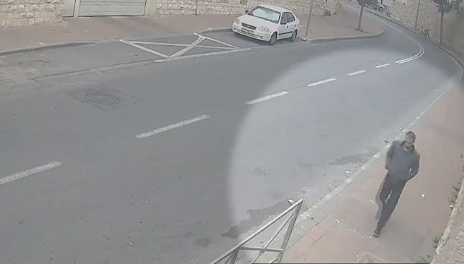 הדוקר ראובן ולר, כפי שתועד ממצלת אבטחה בעודו במנוסה